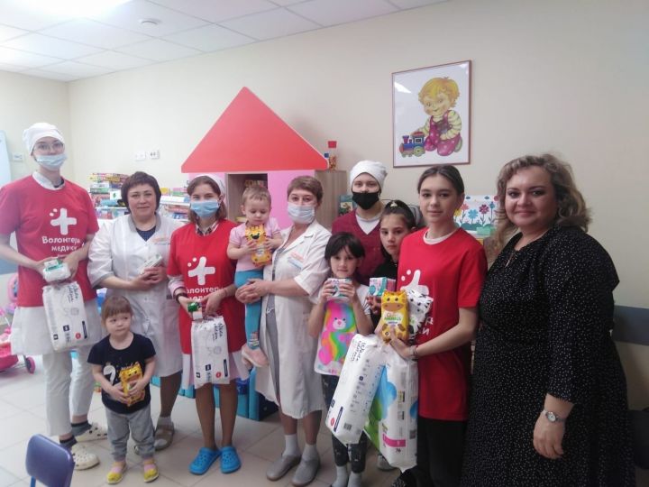Волонтерская группа медучилища навестила маленьких пациентов Бугульмы