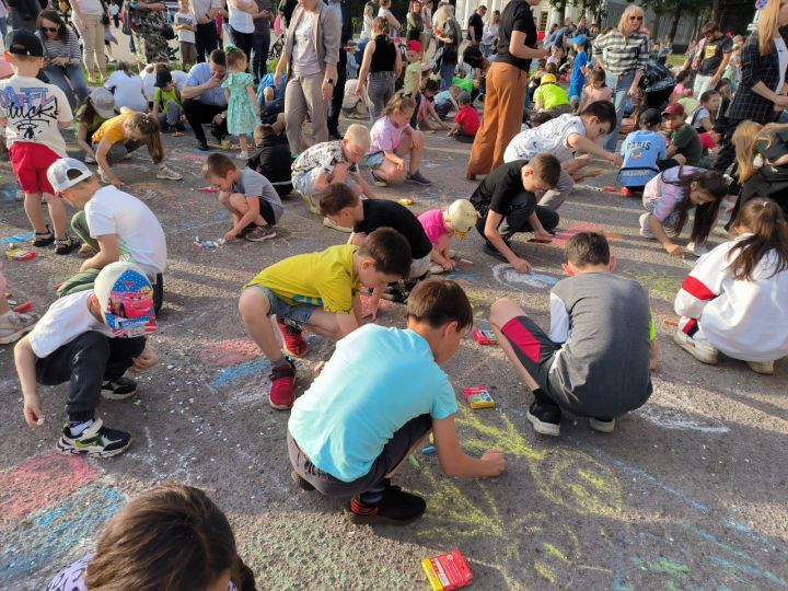 Профсоюзный актив института ТатНИПИнефть провел праздник для юных художников на асфальте
