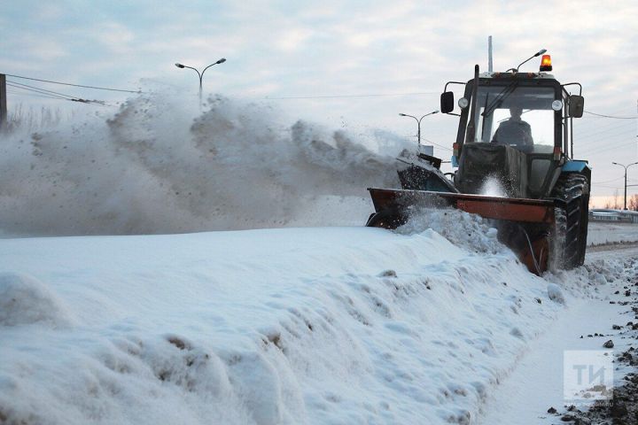 Дорожные службы Бугульмы активно чистят город от снега
