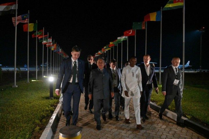 Рустам Минниханов возглавил российскую делегацию на XV саммите ОИС