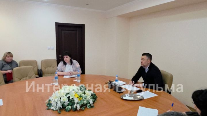 Глава Бугульминского района, мэр Бугульмы Дамир Фаттахов 4 ноября весь праздничный день общается с жителями