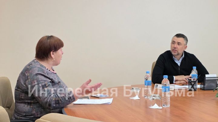 Глава Бугульминского района, мэр Бугульмы Дамир Фаттахов 4 ноября весь праздничный день общается с жителями