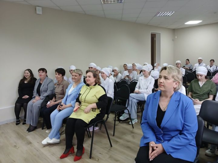 В медицинском колледже провели встречу студентов с выпускниками прошлых лет