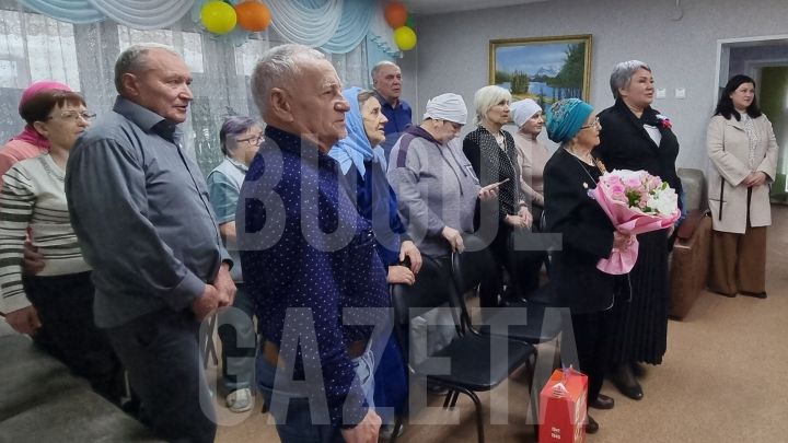 В Бугульме в преддверии Дня Победы поздравили труженицу тыла