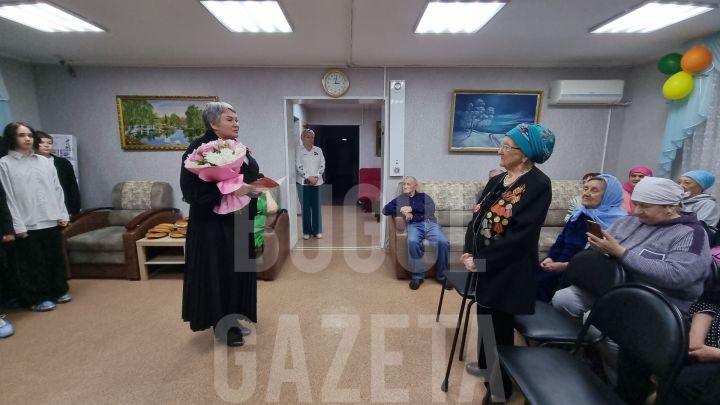 В Бугульме в преддверии Дня Победы поздравили труженицу тыла