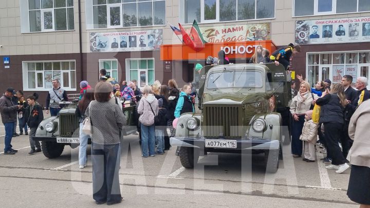 Бугульминцы смогли посидеть за рулем ретроавтомобилей
