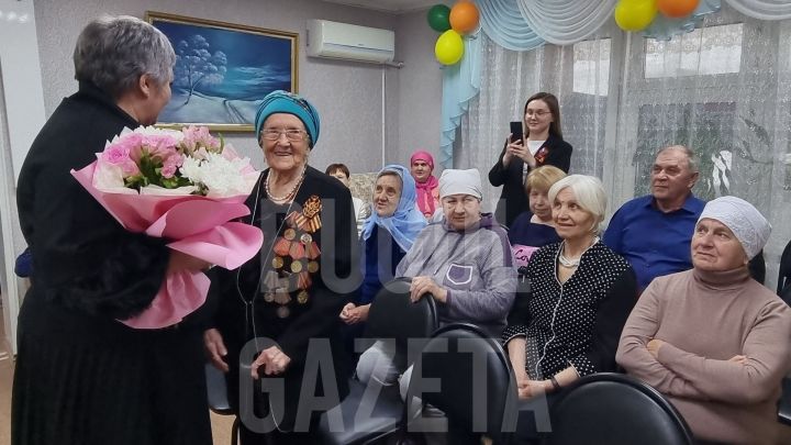 В Бугульме в преддверии Дня Победы поздравили труженицу тыла