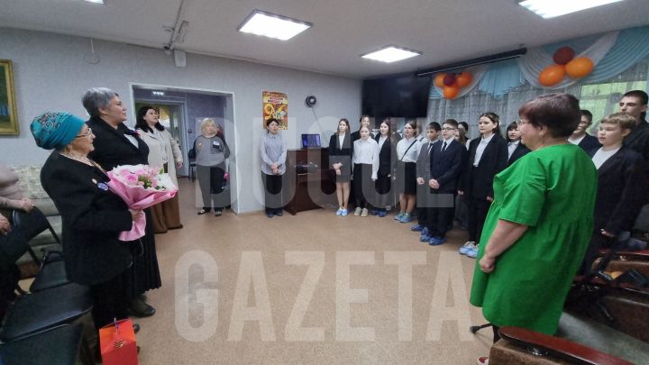 В Бугульме в преддверии Дня Победы поздравили труженицу тыла