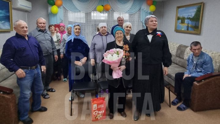 В Бугульме в преддверии Дня Победы поздравили труженицу тыла