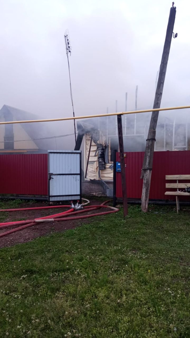 В Бугульминском районе полностью сгорел частный дом