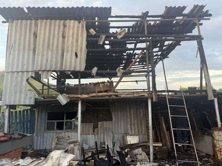 В Бугульминском районе загорелись дом, сарай и баня