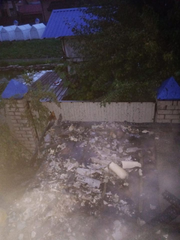 В Бугульме загорелась баня