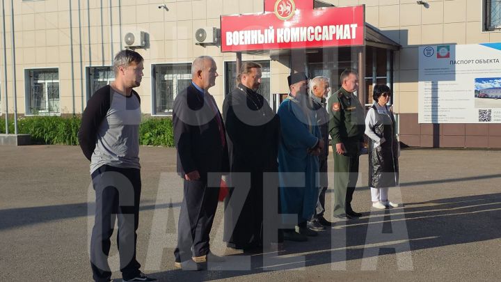 В Бугульме торжественно проводили контрактников на специальную военную операцию