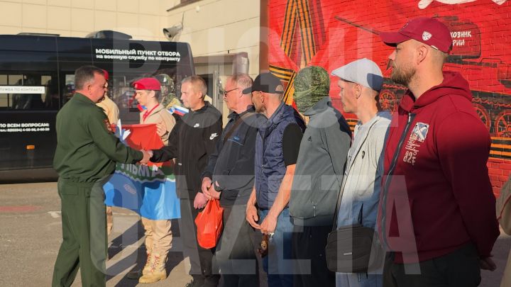 В Бугульме торжественно проводили контрактников на специальную военную операцию
