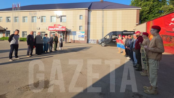 В Бугульме торжественно проводили контрактников на специальную военную операцию