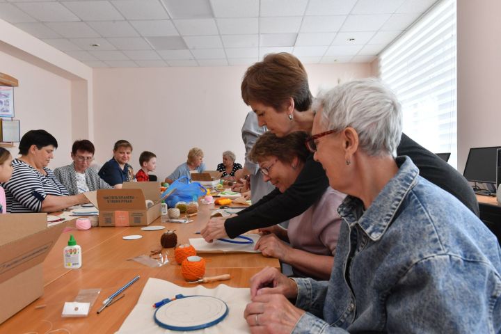 В Бугульме провели мастер-класс по ковровой вышивке