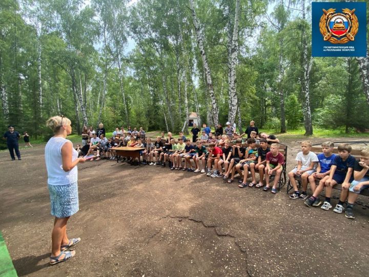 Ребятам из загородного лагеря в Бугульме подарили световозвращающие браслеты