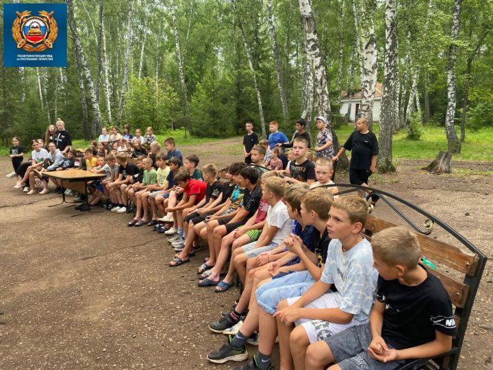 Ребятам из загородного лагеря в Бугульме подарили световозвращающие браслеты
