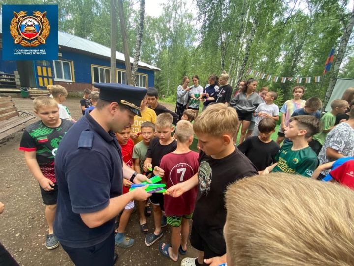 Ребятам из загородного лагеря в Бугульме подарили световозвращающие браслеты
