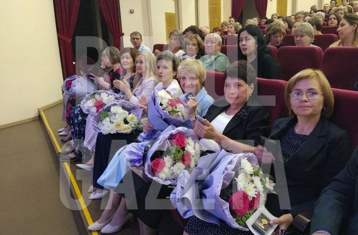 Бугульминских педагогов наградили за заслуги в образовании и многолетнюю добросовестную работу