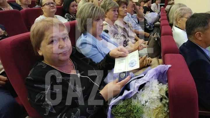 Бугульминских педагогов наградили за заслуги в образовании и многолетнюю добросовестную работу