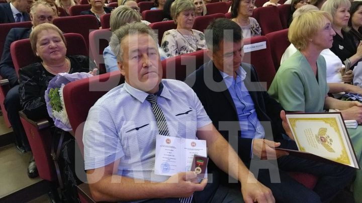 Бугульминских педагогов наградили за заслуги в образовании и многолетнюю добросовестную работу