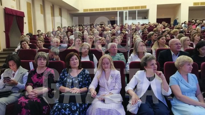 Бугульминских педагогов наградили за заслуги в образовании и многолетнюю добросовестную работу