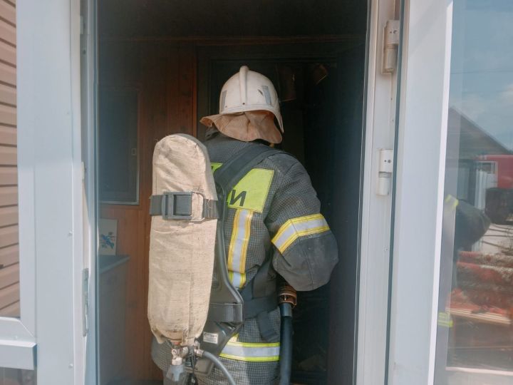 В Бугульме загорелись дом и баня