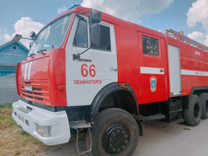 В Бугульме загорелись дом и баня