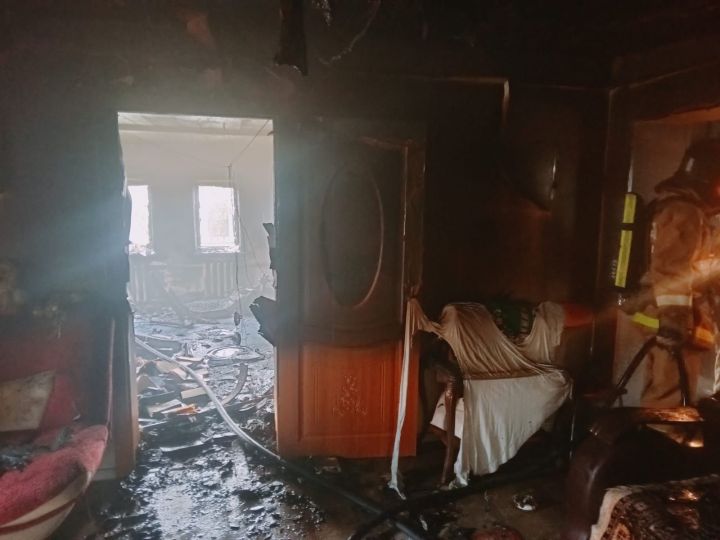 В Бугульме загорелись дом и баня