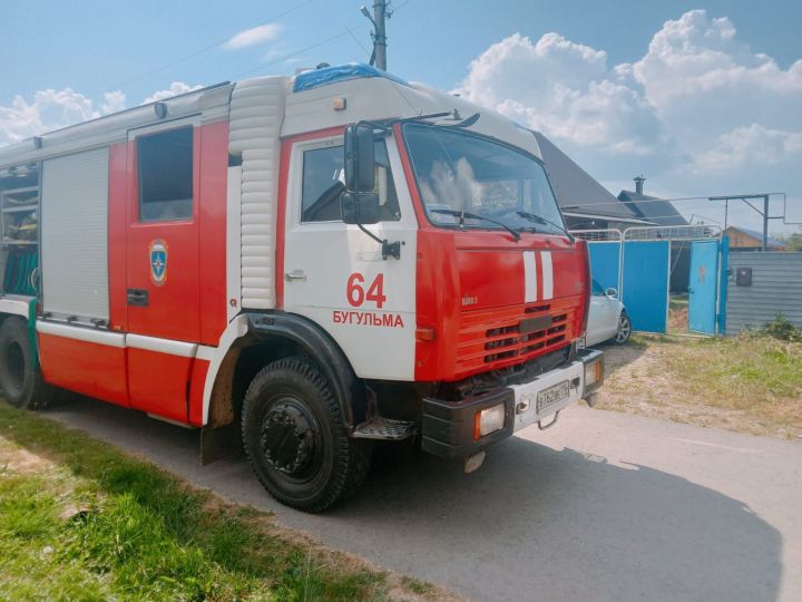 В Бугульме загорелись дом и баня