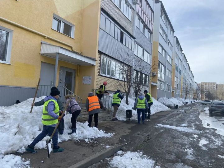 В Бугульме управляющие компании приступили к весеннему ворошению снега на придомовых территориях