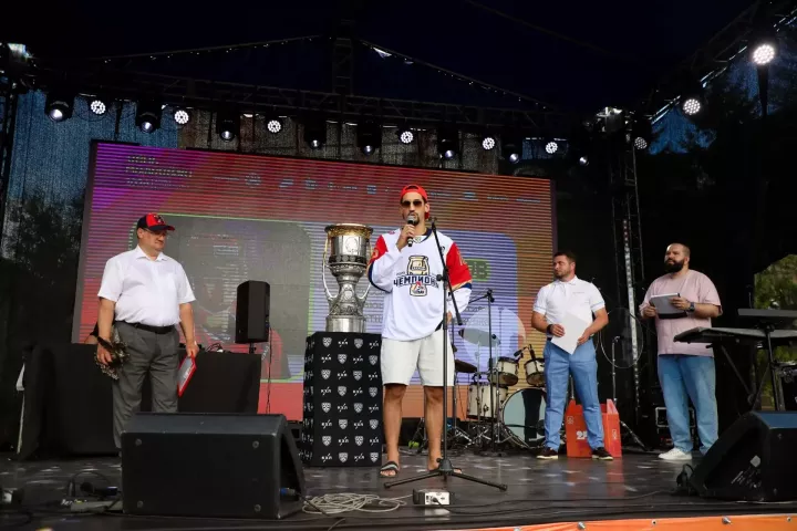 Кубок Гагарина вновь прибыл в Бугульму: город встретил чемпиона Артура Каюмова