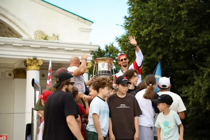 Кубок Гагарина вновь прибыл в Бугульму: город встретил чемпиона Артура Каюмова