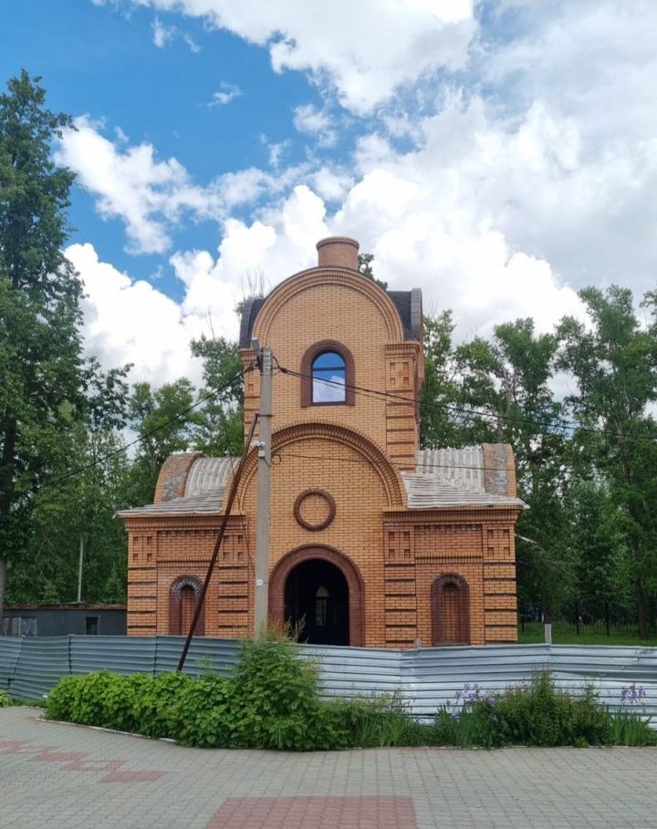 ‎В Бугульме на храм-часовню установили купол с крестом ‎
