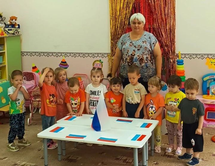 Акцию ко Дню флага провели в Бугульме