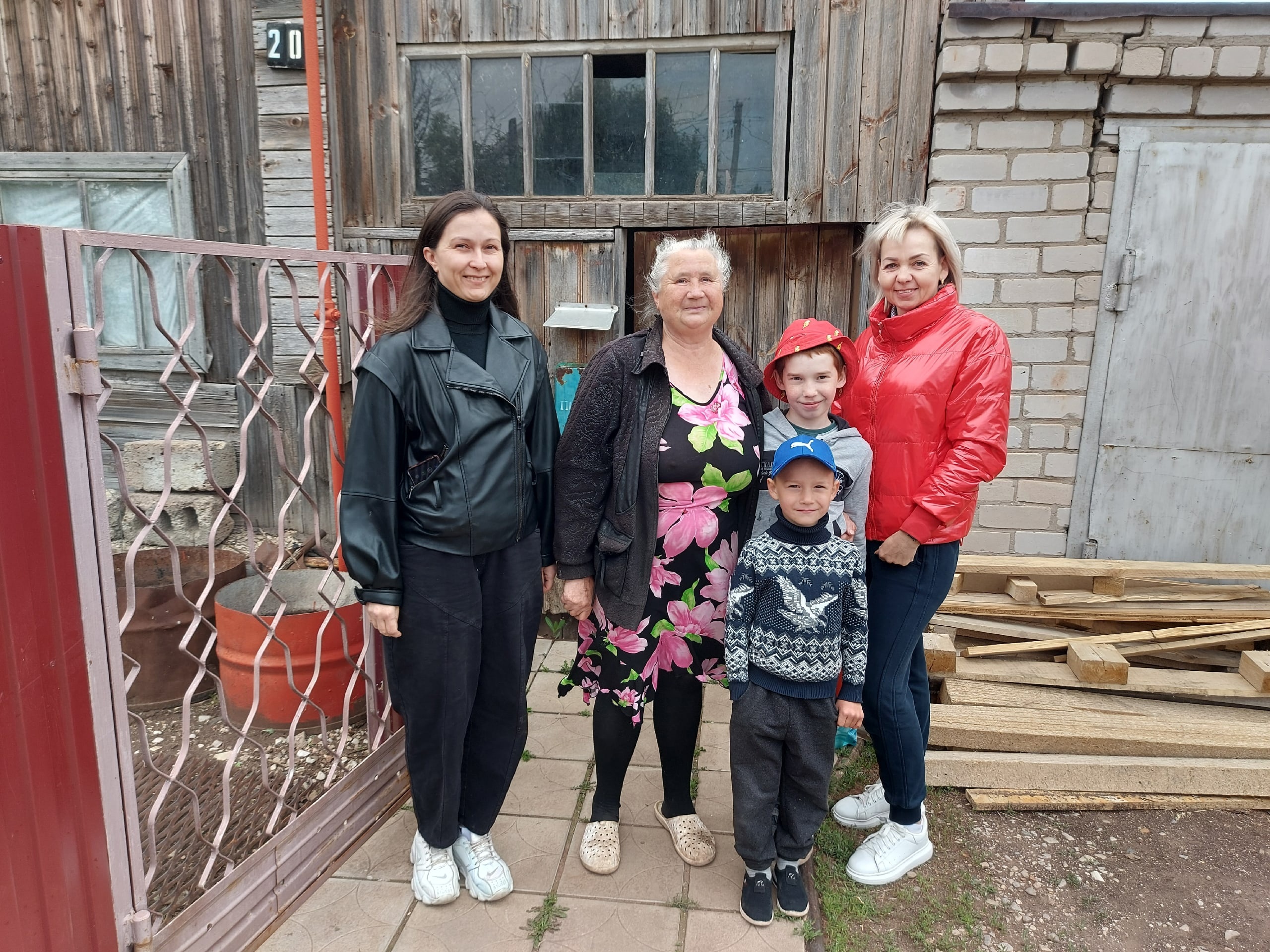 Женсовет Бугульминского района навестил бабушку, воспитывающую троих внуков