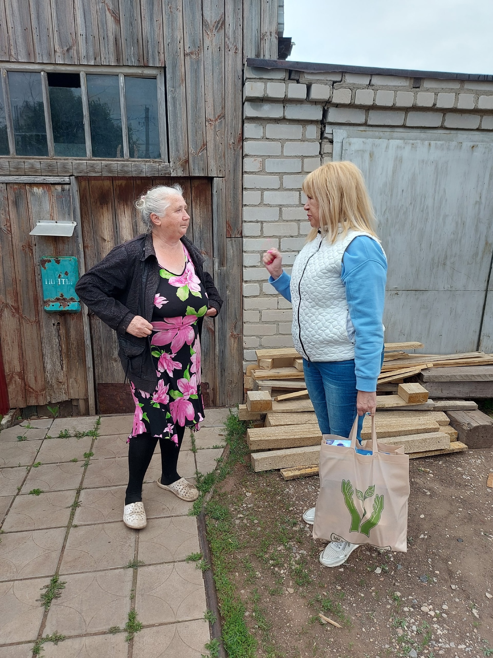 Женсовет Бугульминского района навестил бабушку, воспитывающую троих внуков