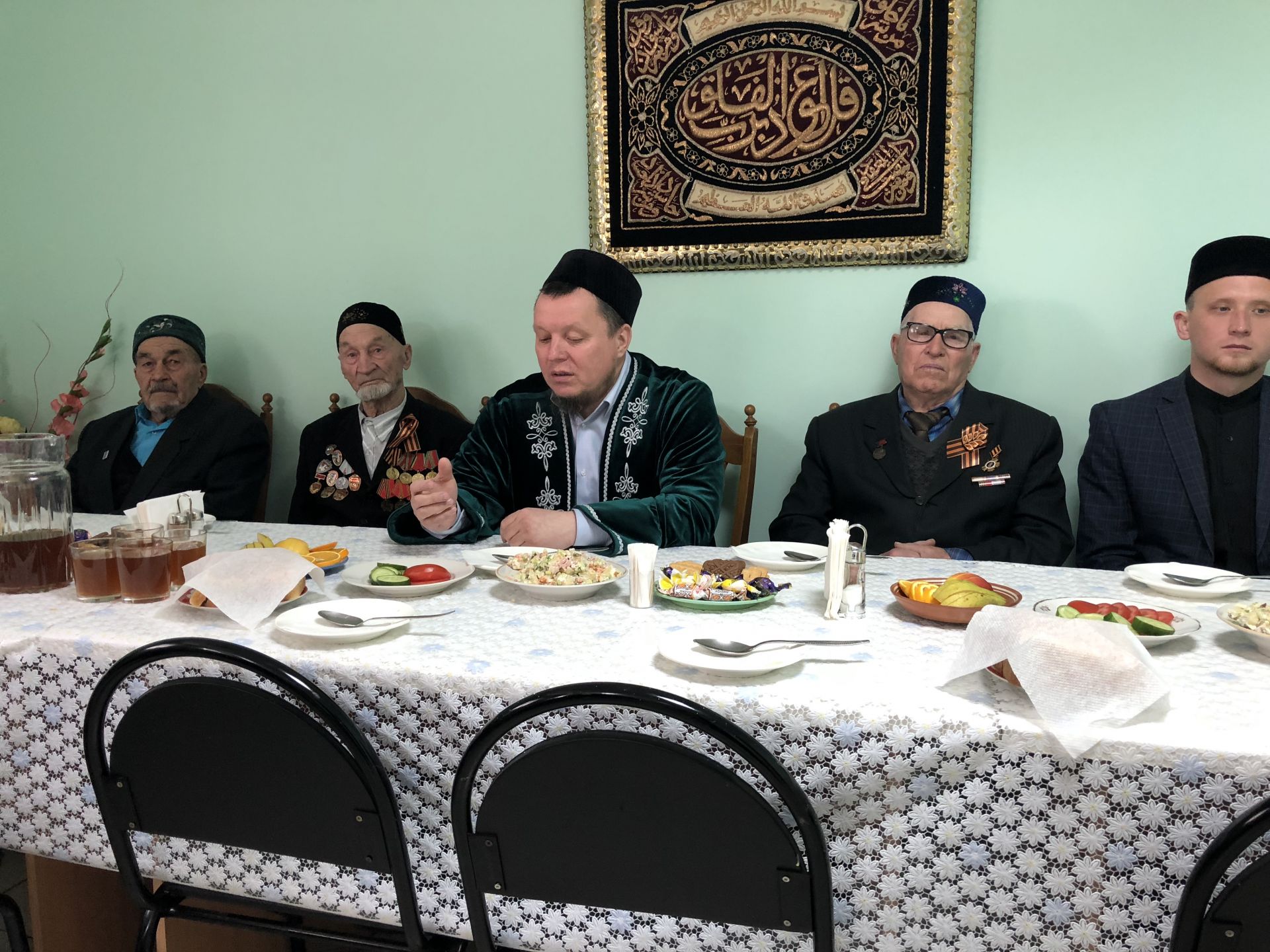 В Центральной мечети Бугульмы прошел праздничный обед для ветеранов Великой Отечественной Войны и тружеников тыла