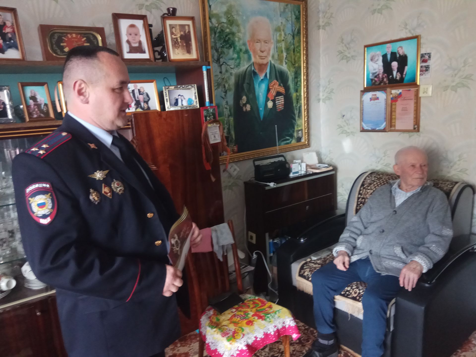 Полицейские Бугульмы поздравили ветеранов Великой Отечественной войны с Днем Победы