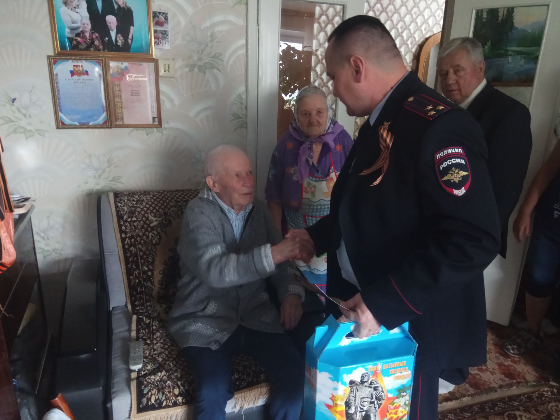 Полицейские Бугульмы поздравили ветеранов Великой Отечественной войны с Днем Победы