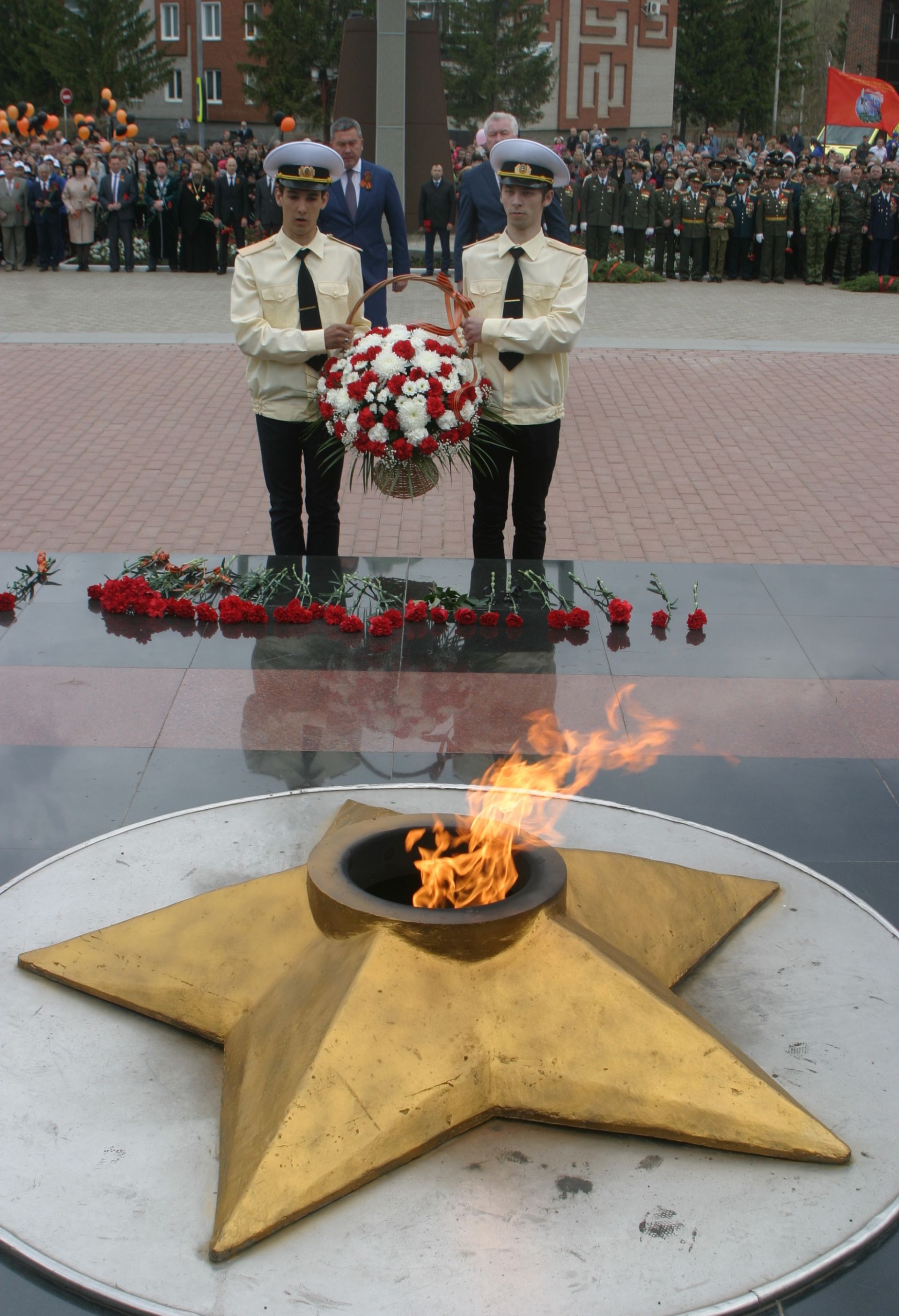 В День Победы бугульминцы возложили цветы к Мемориалу Вечной Славы