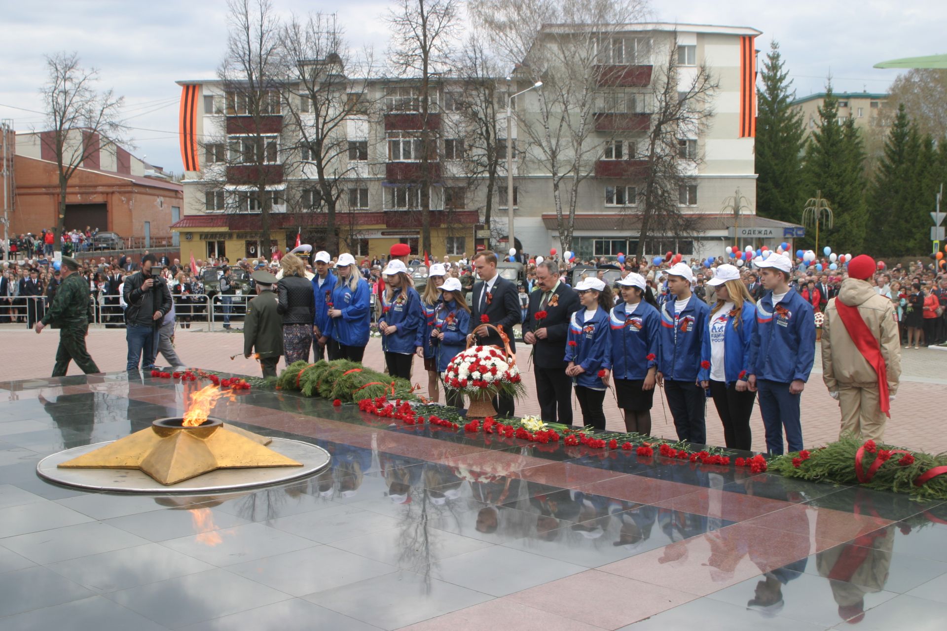 В День Победы бугульминцы возложили цветы к Мемориалу Вечной Славы