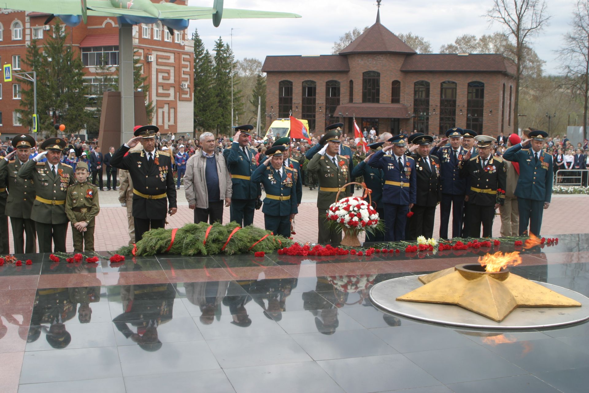 В День Победы бугульминцы возложили цветы к Мемориалу Вечной Славы