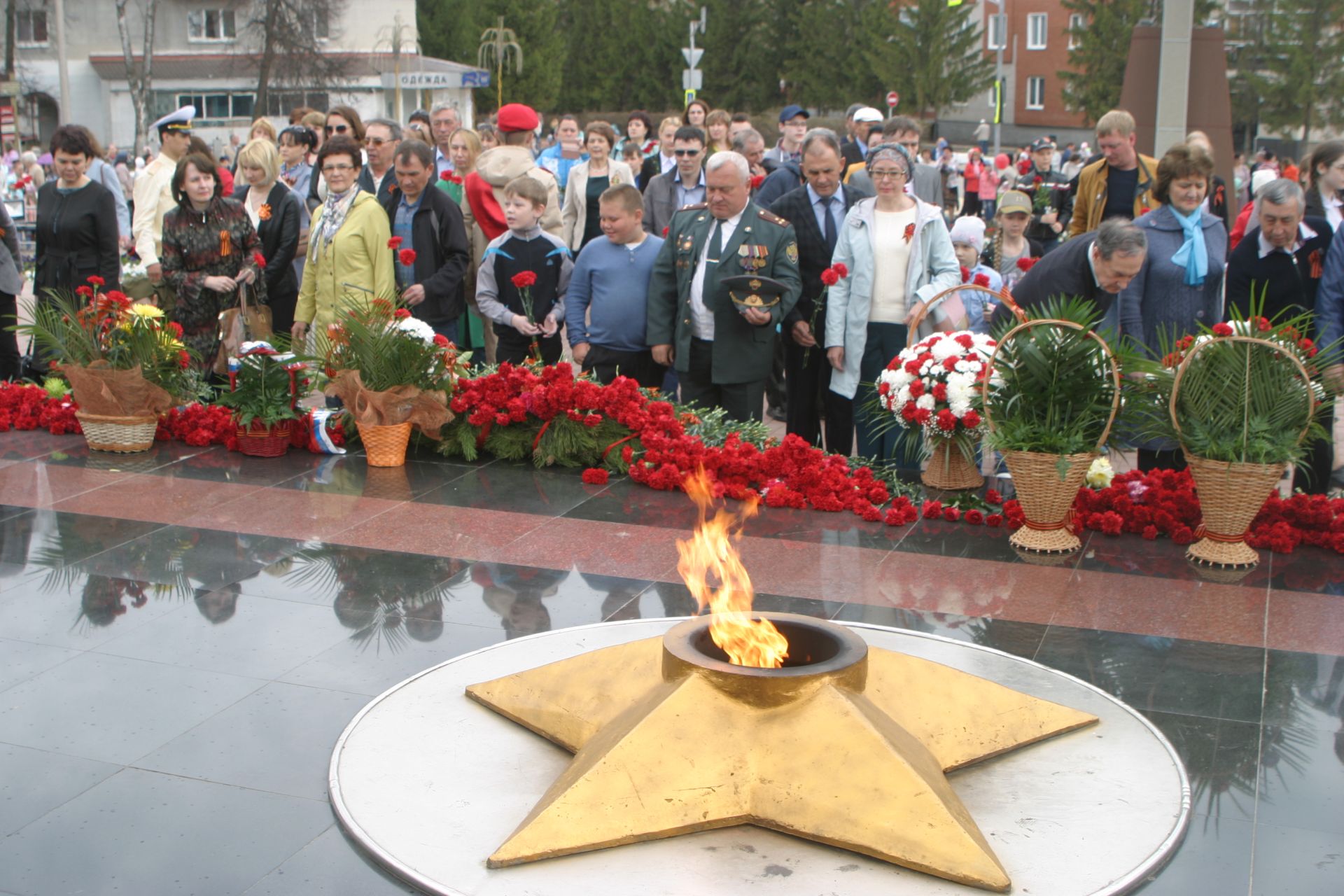 В День Победы бугульминцы возложили цветы к Мемориалу Вечной Славы