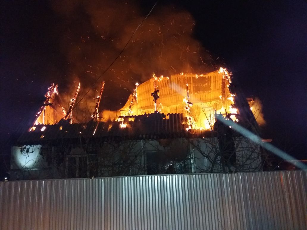Появились фото с места пожара на улице Труда в Бугульме