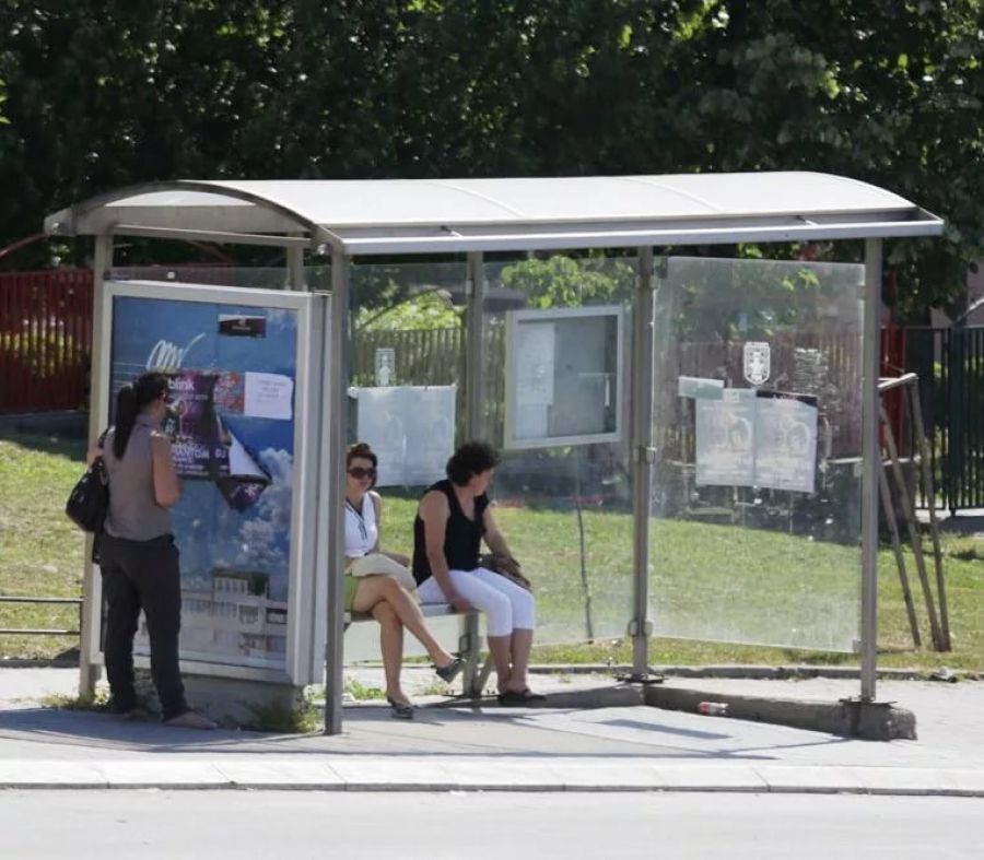 Останавливаться на остановке общественного транспорта. Автобусная остановка. Необычные автобусные остановки. Автобусная остановка с автобусом. Автобусная остановка с людьми.