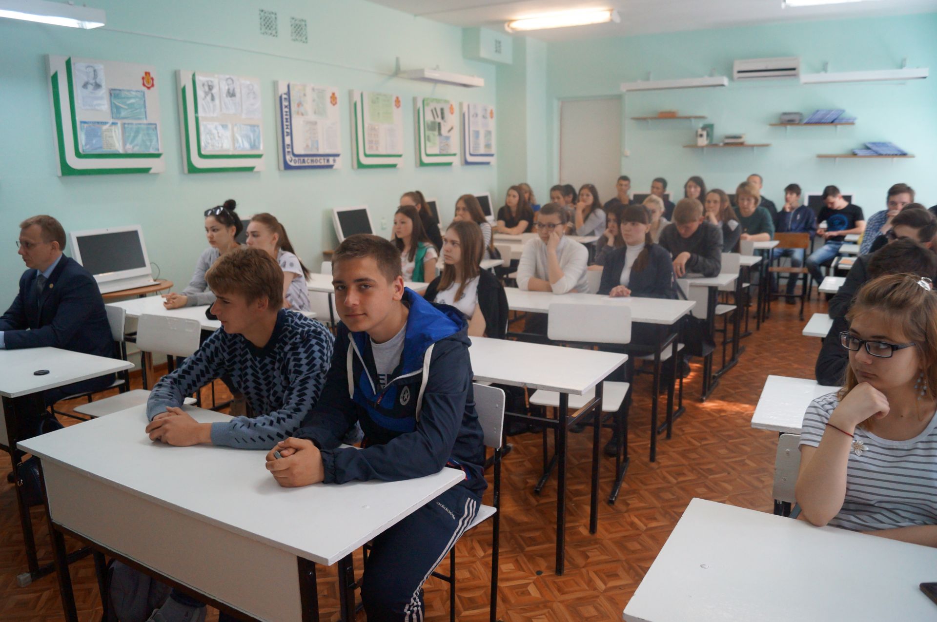 Бугульминским студентам напомнили об ответственности за экстремистские проявления