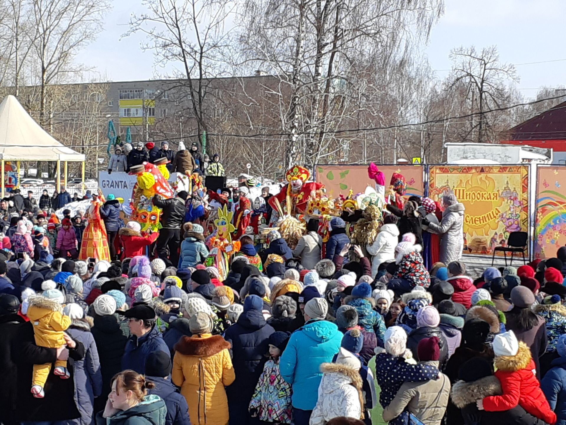Праздничные народные гуляния «Здравствуй, Масленица!» в Детском парке в самом разгаре