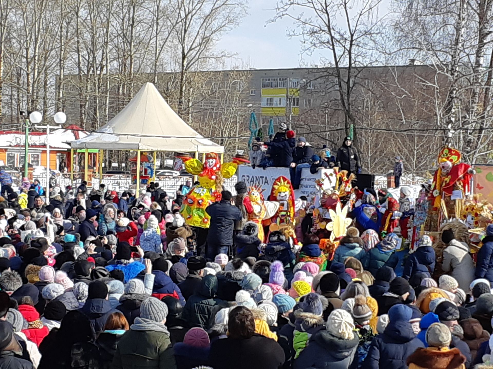 Праздничные народные гуляния «Здравствуй, Масленица!» в Детском парке в самом разгаре